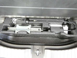 スペアタイヤレス車です。応急セットを搭載しております。