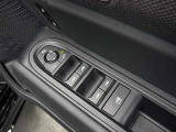かつてはセンターパネルの航空機風トグルスイッチで操作する独特な配置が伝統でした。現行モデルでは利便性を考慮してドア側に配置されていますが、直感的でカチッとした心地よい操作感は健在です。
