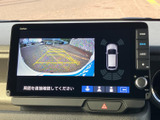 後方の映像に加えてガイド線や周囲の状況が画面に表示され、駐車時の確認をサポートします。目視で周囲も確認しながら、後退時の操作に役立てられます。