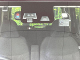 【エマージェンシーブレーキ】走行中に前方の車両等を認識し、衝突しそうな時は警報とブレーキで衝突回避と被害軽減をアシスト。より安全にドライブをお楽しみいただけます。