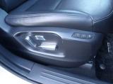 運転席は、10Wayの電動シート仕様です。ドライバーの体格に合わせたドライビングポジションの設定が可能です。また、頻繁に使用する場合は、メモリー機能を使用すると大変便利です★☆★☆
