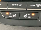 運転席の画像です。足元やシートまわりに余裕があり、リラックスした姿勢で運転が可能です。視界も良好で操作系へのアクセスもしやすく、快適で安心感のあるドライブをサポートします。