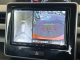 【全方位型モニター】クルマを上空から見下ろしているかのように、直感的に周囲の状況を把握できる全方位型モニター。狭い場所での駐車でも周囲が映像で確認できます。