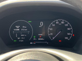 速度や燃料残量などの情報がメーター内にまとまり、運転に必要な内容をひと目で確認しやすい配置です。表示が整理されているため、出発前や停車時の確認にも使いやすい装備です。