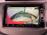 リバースギアに入れるだけで後方の表示へ切り替わります。夜間や雨の日の駐車も楽になりますよ。