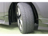タイヤサイズ 215/45R17。