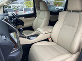 明るいベージュ系のシートが広がり、運転席と助手席の間にもゆとりを感じられます。窓からの視界も確保され、同乗者にもくつろいでいただける空間です。