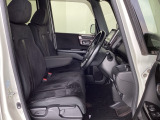 フロントシートはベンチシートです。ベンチシ―トは運転席と助手席の移動もスムーズ!狭い駐車場での乗り降りに便利です。シートの間にコンソールボックスやドリンクホルダーがないため、車内空間も広く感じます