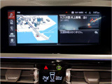 【ⅰドライブナビゲーション】文字情報も鮮明に表示する高解像度カラーディスプレイを採用。視認性に優れた地図デザインと特徴的な建造物を目印にした描写表示で現在位置を把握できます。地図データの更新も可能です