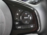 ◆アダプティブクルーズコントロール◆予め設定した車速内でクルマが自動的に加減速。前走車との適切な車間距離を維持しながら追従走行します。【LKAS】車線維持支援システムでステアリング操作を支援。