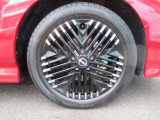 おしゃれは足元から♪♪『215/50R17インチ』♪♪日産純正アルミホイールをはいております♪♪