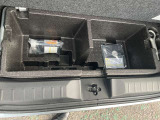 ラゲッジの下にタイヤがパンクしてしまった場合にご利用いただける修理キットが入っております。
