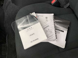 メンテナンスノート、取扱説明書です。 その車の整備記録が事細やかに記録されています。 車が生まれてから今までどのような道を歩んできたのか判るとても重要な物ですよ。