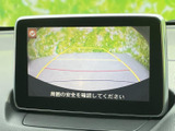 後方の映像とガイドラインをモニターで確認でき、駐車時の周囲確認をサポートします。車庫入れや狭い場所での後退時にも、目視とあわせて後方の状況を確認しやすい便利な装備です。