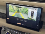 サラウンドカメラ(360&deg;カメラ) 車載のカメラを駆使し、車を真上から見下ろしている映像に変換、センターディスプレイに表示させ、安全な駐車をサポート。縦列駐車や狭い場所への駐車に大きく役立ちます。