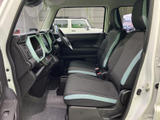 左右の前席は、落ち着いた色合いに明るい差し色が入り、車内に統一感をもたらします。大きな窓から周囲を見渡しやすく、座席まわりもすっきりとした使いやすい空間です。