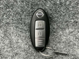【インテリジェントキー】カバンやポケットに入れたままでもドアの施錠・開錠が可能なスマートキーを装備。スタートボタンのオン・オフ時もカギを取り出す必要がないからとっても便利です♪