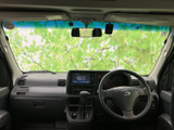 運転席まわりは前方の視界が広く、メーターや画面も手元から確認しやすい配置です。シートと足元にゆとりがあり、毎日の移動も落ち着いて過ごせる空間です。