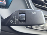 左右のスポークに複数のスイッチを備え、運転姿勢を保ちながら各種機能へアクセスできます。手元で扱える装備がまとまり、走行中の視線移動を抑えたい場面にも便利です。