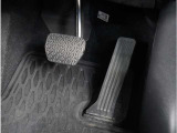 【オルガン式アクセルペダル】人間工学に基づいてオルガン式アクセルペダルを採用しております。運転時の疲労を軽減し、とっさのときの踏み間違いも起きにくくなります。