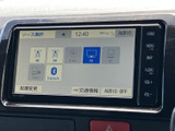 ソース選択画面からTVを選べる装備です。停車中に映像やテレビを視聴でき、休憩時間や待ち合わせの際にも活用いただけます。画面上で音源を切り替えられるのも便利です。