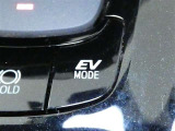 EVドライブモードで、早朝・深夜や屋内の駐車場などで、エンジン音や排気ガスを気にすることなく走れます。
