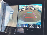 後方映像に加えて車両周辺の表示も確認でき、駐車時の周囲の状況把握をサポートします。画面上のガイドラインも目安にしやすく、狭い場所での車庫入れにも便利です。