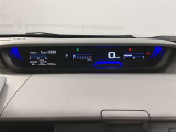 視認性に優れたメーターを採用しており、走行中でも車速や情報が分かりやすく表示されます。運転時の視線移動をむりのない範囲に抑え、快適で安心感のあるドライブをサポートします。