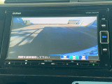 【リアカメラ】リバースに入れるだけで後方の映像が映ります。安全確認や、狭い駐車場での車庫入れ、雨の日や夜間など視界の悪い時に便利です。安全にバックする為には欠かせない装備です。