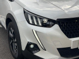 GTはフルLEDのヘッドライトで、ライオンの鉤爪と牙をモチーフにしたデイタイムライトが特徴的です