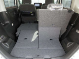 後部座席を片側だけ倒せる構造で、荷室スペースを柔軟に使える設計。買い物や長さのある荷物にも対応しやすく、日常使いに便利なトランクです。