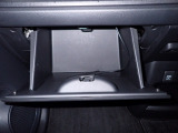 大型のグローBOXが装備されています。よく使うアイテムの収納に便利です、欲しい時にすぐに取り出せます♪