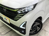 【LEDヘッドライト】悪天候や夜間走行時も良好な視界を確保し安心して運転できる高輝度LEDヘッドライトを装備!点灯速度が早く、消費電力も抑えられています。