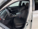 助手席側から見た車内の画像です。使い勝手の良い装備が整う上質な空間が広がっています。シートも快適で乗る人に安心感を与えます。