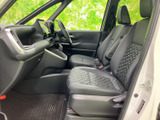 前席からはフロントガラス越しに前方を見渡しやすく、運転席と助手席が並ぶ室内です。シートは身体を預けやすい形状で、足元も広く、同乗者にもくつろいでいただけます。