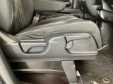 【前席】運転席にはシート高を調整できるハイトアジャスターが装備され、幅広いシートポジションの設定が可能になっております♪