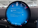 デジタルスピードメーター、航空機のコックピット操作箇所と同じ配色で目が疲れにくいように設計されてます。