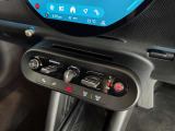 ドライバーを中心に考えた運転席の設定になっております。ナビゲーション/エアコンの操作も簡単に操作が可能です。是非、ご試乗で体感していただくことをおススメいたします。