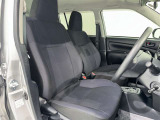 シンプルながら機能性あふれる運転席廻りです。視界性もよく、運転しやすいですよ。