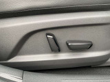 【運転席パワーシート】電動で運転席のシートを前後、高さ、リクライニングなどの位置を調整可能です。 自分の体格や好みに合わせて細かく調整できるため、長時間の運転でも快適に過ごせます。