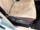 痛みの出やすい運転席シートの角、フロアマット、座面、ともに良好です