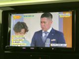 停車中にテレビ番組を視聴できる画面を備え、待ち時間も車内で過ごしやすくなります。画面表示が見やすく、映像を楽しみたい方にも便利な装備です。