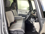 フロントシートはベンチシートです。ベンチシ―トは運転席と助手席の移動もスムーズ。狭い駐車場での乗り降りに便利です。