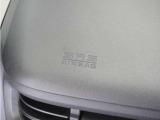 ◆助手席エアバッグ◆SRSエアバッグは、シートベルトだけでは防ぎきれない衝突時の衝撃から乗員を守るための安全装置。衝突時に瞬時に膨らみ、頭部や胸部がダッシュボードに直接衝突するのを防ぎます。