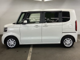 狭い駐車場でも、スライドドアならチャイルドシートへのお子さまの乗降や荷物の積載もスムーズ。とても便利な【助手席側。電動スライドドア】ドアハンドを少し引くだけでリアドアが自動開閉します。