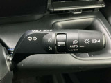 【オートライト】車のセンサーが周囲の明るさを感知し、自動でヘッドライトを点灯・消灯する機能です。この機能は夕暮れ時の交通事故が多い時間帯の安全性を高めてくれます。