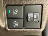 運転席側のスイッチ類は、絵柄や表示を見ながら装備を確認できる構成です。車線に関する表示やライト調整などの操作部がまとまり、運転席に座ったまま必要な機能を把握しやすくなっています。