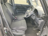 前席は座面にゆとりが感じられ、運転席から前方を見渡しやすいレイアウトです。ドア側にも手の届きやすい配置があり、乗り降りの際にも扱いやすそう。落ち着いた色合いで清潔感のある室内です。