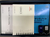 スマートキーは鍵をバッグに入れたままでもドアロックの開閉やエンジンのON・OFFができます。夜間や雨の日も鍵を探さなくて良いので便利です。