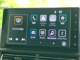 画面には電話やラジオ、テレビに加え、Android Auto、Apple CarPlay、Bluetooth、USB/iPodの項目が並びます。